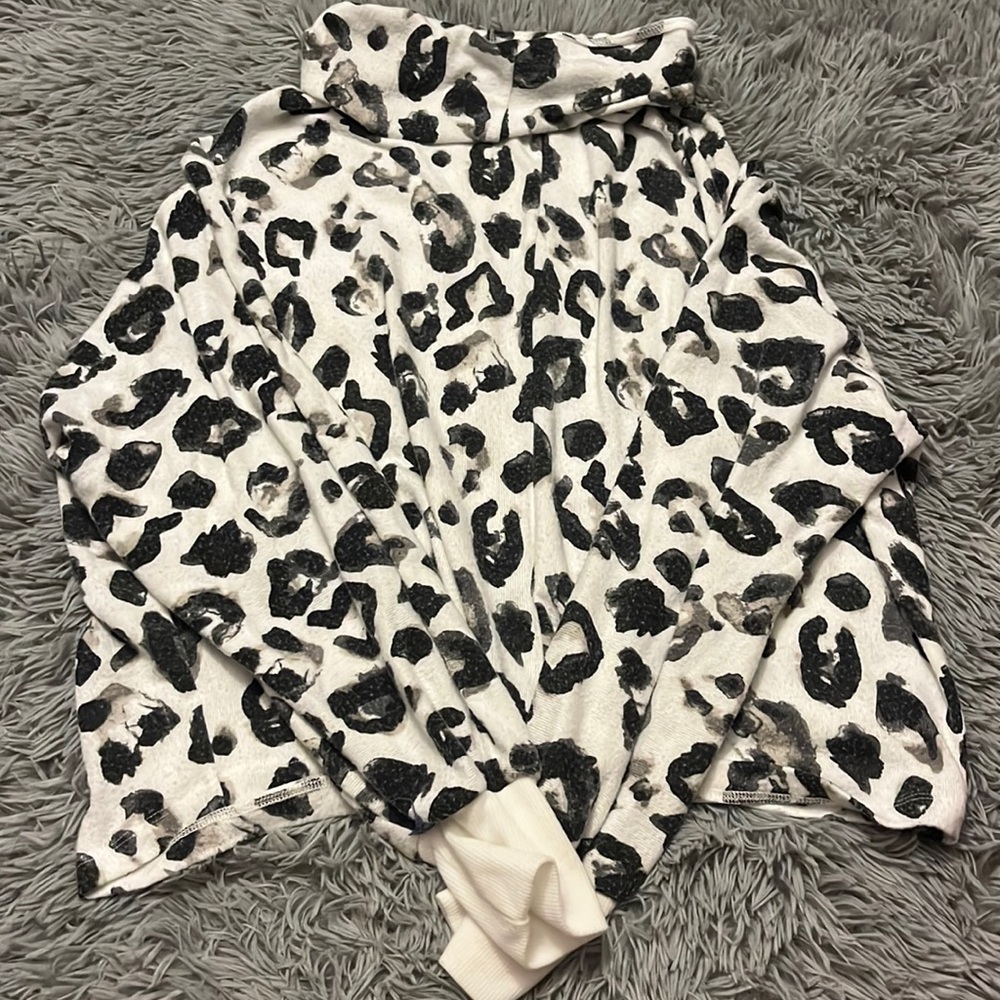 Buckle sweatshirt, size small